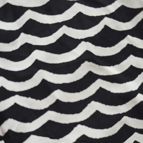 Seafolly Black and White Wave Pattern Rash guard Vest Top - Picture 4 of 14